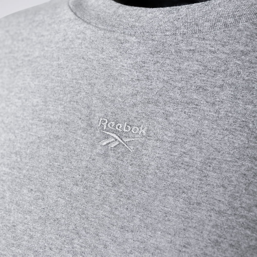 Camiseta Reebok Logo Over Feminina – Cinza mescla – foto 3